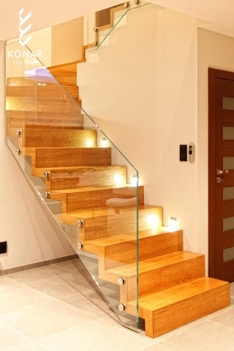 Schody podświetlane widok całych schodów